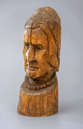 Зорин Фёдор Трофимович. Голова старухи. Дерево, резьба. 33,5х12,6х11,8. Начало 20 века. Рязанский государственный областной художественный музей имени И.П.Пожалостина.