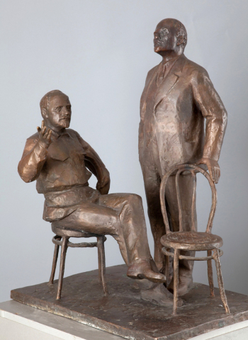 Рукавишников Иулиан Митрофанович. В.И.Ленин и Г.М.Кржижановский. План ГОЭЛРО. Бронза. 69х53х43. 1970. Красноярский художественный музей имени В.И.Сурикова.