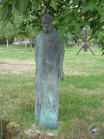 Орехов Юрий Григорьевич. Сахаров. Бронза. 210х64х60. 1992. Скульптурный парк `Музеон`. Фото 2000.
