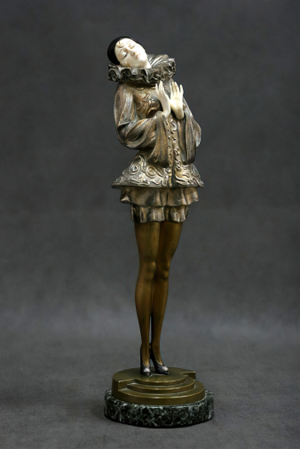 Филипп Поль. Пьеретта. Мрамор, бронза, слоновая кость. 37,5х11. 1910-е. Кузбасский государственный краеведческий музей.