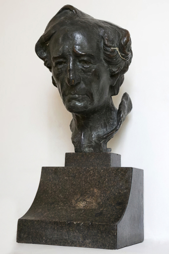 Ухтомский Сергей Александрович. Поэт (Портрет Ф.И.Тютчева). Бронза, гранит. 44х31х24. 1910-е. Литературный музей (Санкт-Петербург).