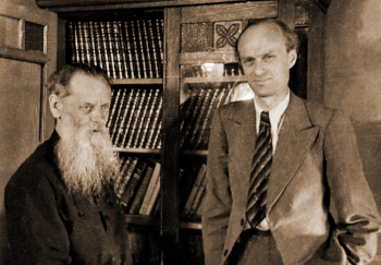 Таубер Виктор Исаевич (справа) и писатель Бажов Павел Петрович. 1942. Неизвестный фотограф. Объединенный музей писателей Урала.