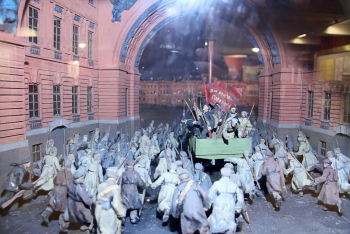 Хрусталёв Александр Иванович. Взятие Зимнего дворца в 1917 году. Макер. Дерево, бумага, металл, вата. 52х253х181. 1935. Центральный военно-морской музей имени императора Петра Великого.