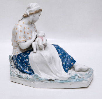 Полынская Нина Павловна. Мать кормящая дитя. Фарфор, роспись. 18,5х20х12,8. 1947. Государственный центральный музей современной истории России.