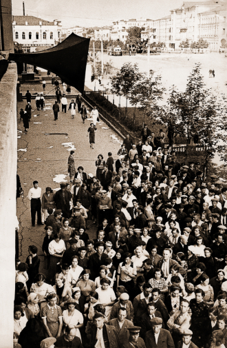 22 июня 1941 года. Площадь 1905 года, Свердловск. Дом-музей Я.М.Свердлова.