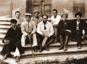 Групповая фотография художников, исполненная неизвестным фотографом в 1920 году.