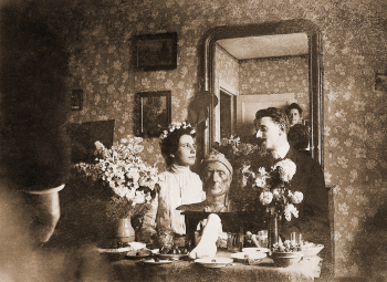 Свадебный чай: молодые Анна Павловна Сомова с Николаем Зедделером. Фотограф Борис Кустодиев. 1904. Астраханская государственная картинная галерея имени П.М.Догадина.