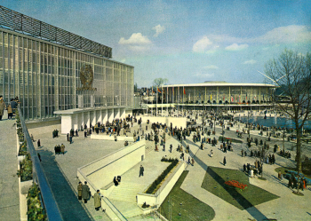 Всемирная выставка в Брюсселе (Экспо 58). Павильоны СССР и США. Открытка. 1958. Государственный музей истории Санкт-Петербурга.