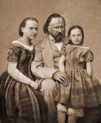 Герцен Александр Иванович с дочерьми. Наталья Герцен слева. 19 век.