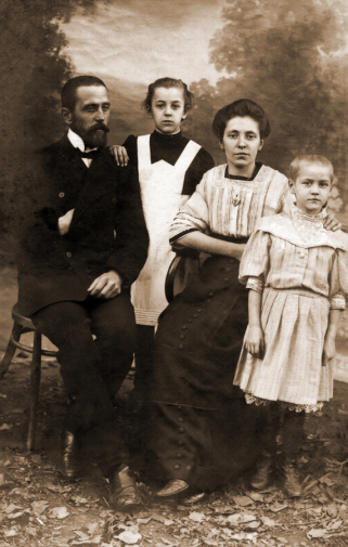 Пищалкин Иван Николаевич, дочь Ольга, жена, дочь Катя. Неизвестный фотограф.