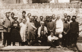 Мичурин Иван Владимирович с сотрудниками ЦГЛ в 1926 году - И.Н.Пищалкин по центру снизу. Неизвестный фотограф.