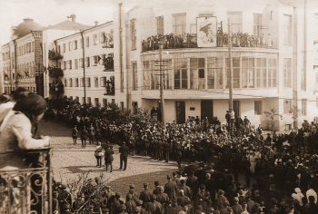 Похороны Ивана Владимировича Мичурина, 1935. Портрет на фасаде здания - репродукция написанного Пищалкиным в 1933 году. Неизвестный фотограф.