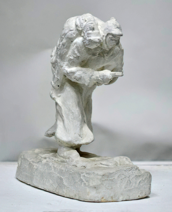 По Лина (Горенштейн Полина) Михайловна. Подвиг бойца Цукалина. Гипс, лепка. 21х20,5х25. 1943. Национальный художественный музей Республики Саха (Якутия).