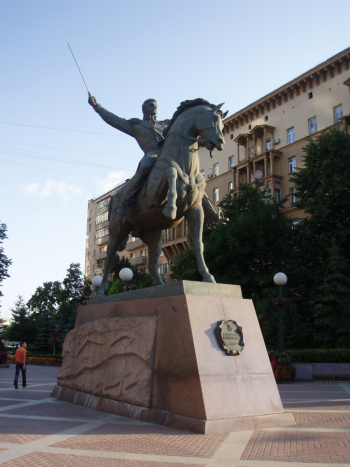 Мераб Мерабишвили. Памятник Петру Ивановичу Багратиону на Кутузовском проспекте (Москва). Высота 10 метров. 1999. Неизвестный фотограф, 2009.