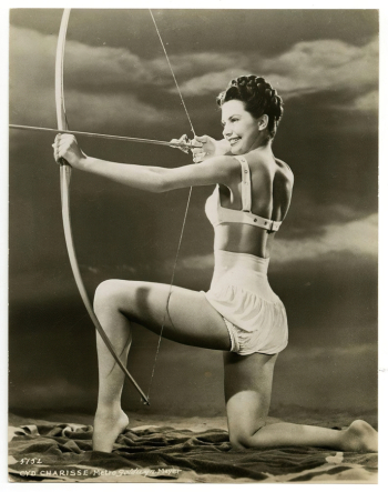 Сид Чаррис с луком, киностудия MGM. 1947. Неизвестный фотограф. Частное собрание.