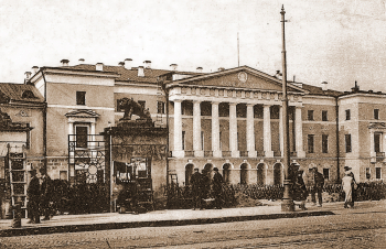 Здание музея Революции. Фотооткрытка. 1920-е. Государственный исторический музей.