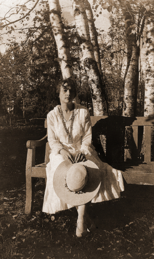Неизвестный фотограф. Мария Шведе на даче. Середина 20 века. Частное собрание.