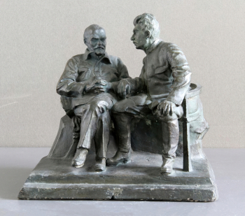Лаврова Лидия Николаевна. В.И.Ленин и И.В.Сталин в Горках. Гипс тонированный. 25х27х19. 1949. Нижнетагильский музей изобразительных искусств.