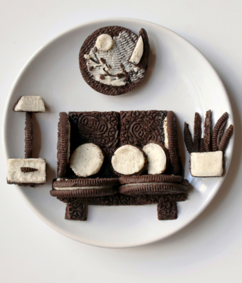 Сара Росадо. Диван Oreo. Тарелка. 12x18. Этот диван в стиле Oreo был создан прямо на кухне у Сары. 2026. Авторское собрание.