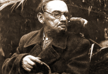 Варсонофьев Сергей Сергеевич кормит птичку. Неизвестный фотограф.