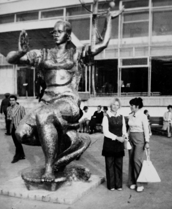 Романова Зинаида Акимовна. Наука. Тонированный гипс. 340х220х200. 1974. Город Иваново. Зональная выставка.
