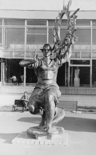 Романова Зинаида Акимовна. Наука. Тонированный гипс. 340х220х200. 1974. Город Иваново. Зональная выставка.