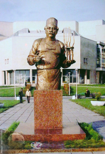Чернов Юрий Львович. Памятник Г.А.Илизарову. Бронза, гранит. 1994. Курган.