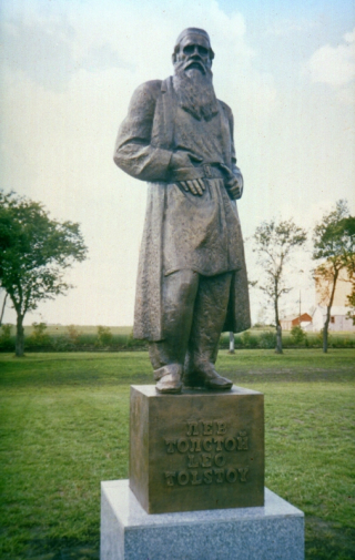 Чернов Юрий Львович. Памятник Льву Толстому. Бронза, камень. 1987. Каслгар (Канада).