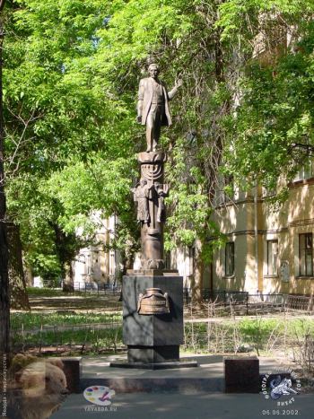 Чернов Юрий Львович. Памятник Шолом-Алейхему. Бронза, гранит. 2001. Москва, Малая Бронная, 13.