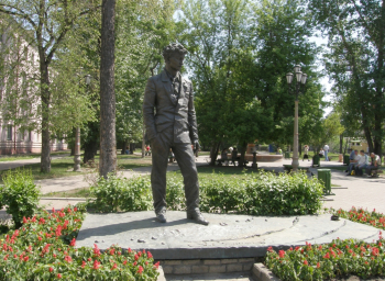 Переяславец Михаил Владимирович. Памятник драматургу Александру Вампилову. Бронза. h-240 см. Иркутск. 2003.