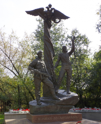 Переяславец Михаил Владимирович. Памятник воинам-десантникам. Бронза, гранит. Москва, улица Советской Армии, дом 2. 2002.