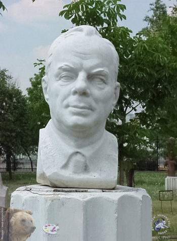 Виленский Зиновий (Залман) Моисеевич. Герой Социалистического труда авиаконструктор К.В.Минкиер. Мрамор. 1971. Музеон в Москве, фото 1999.