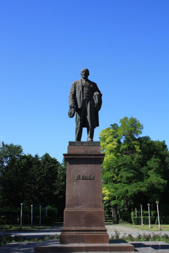Першудчев Иван Гаврилович. Памятник Ленину в Днепродзержинске.